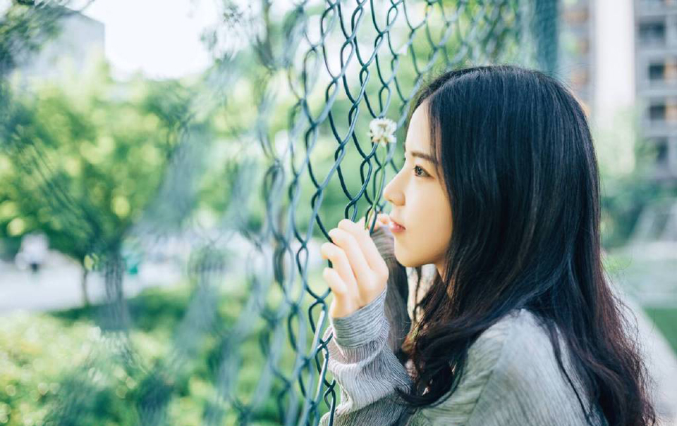 微微喘了口气，关羽抬眼看向那边指挥若定的庞德，对方丝毫不在意将士的伤亡，尤其是在见识过关羽的厉害之后，更绝对不会轻易靠近关羽三丈范围之内，但那些胡人兵马在他的指挥下，却如同惊涛骇浪一般，连绵不绝的涌上来，关羽就算是块磐石，在对方这种浪涛般的攻势下，也感觉快要被碾碎了。